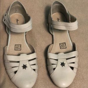 Anne Weyburn Beige Closed-Toe Sandals